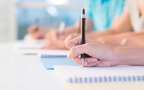 成人高考錄取后一年的學(xué)費多少錢？學(xué)費什么時候交？