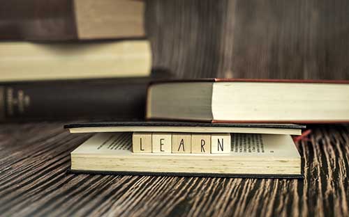 英國(guó)留學(xué)研究生一年多少錢(qián)，什么學(xué)校學(xué)費(fèi)插畫(huà)比較好