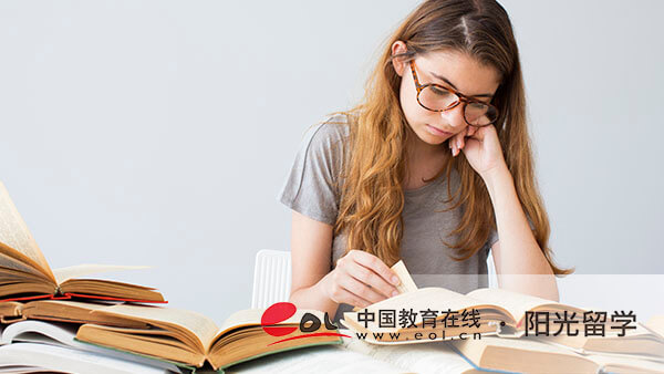 英國實驗藝術(shù)專業(yè)本科留學(xué)費用是多少錢